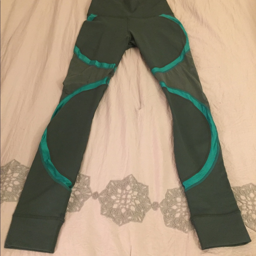 High-Waisted PowerHold® Shine - Picture 4 of 6